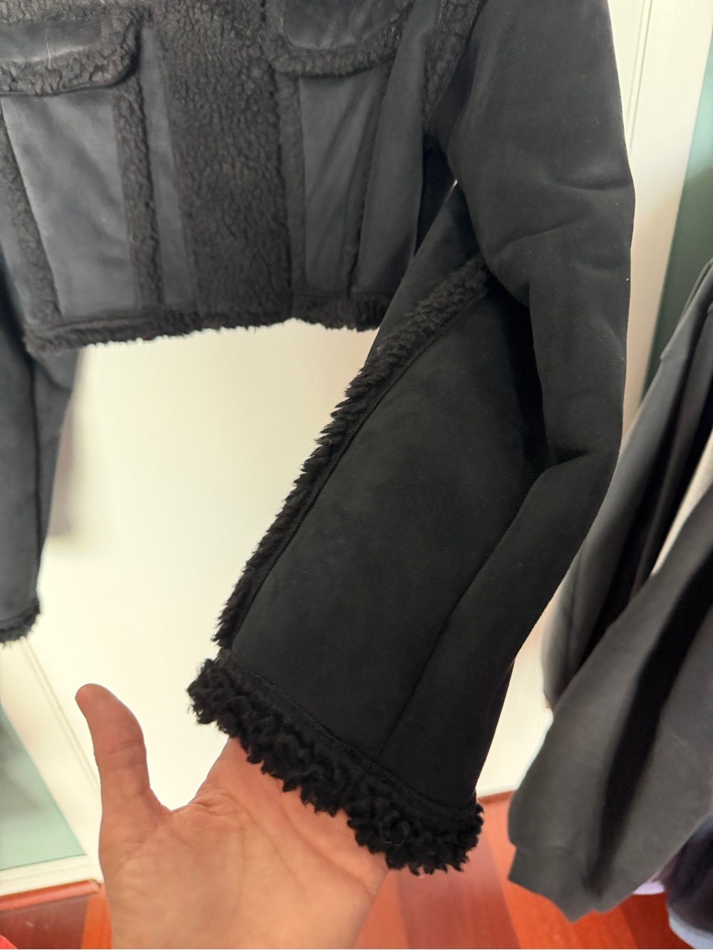 RARE NWOT Oversized Alo Yoga Faux Shearling Snowfall Cropped Jacket - Black - Picture 9 of 14